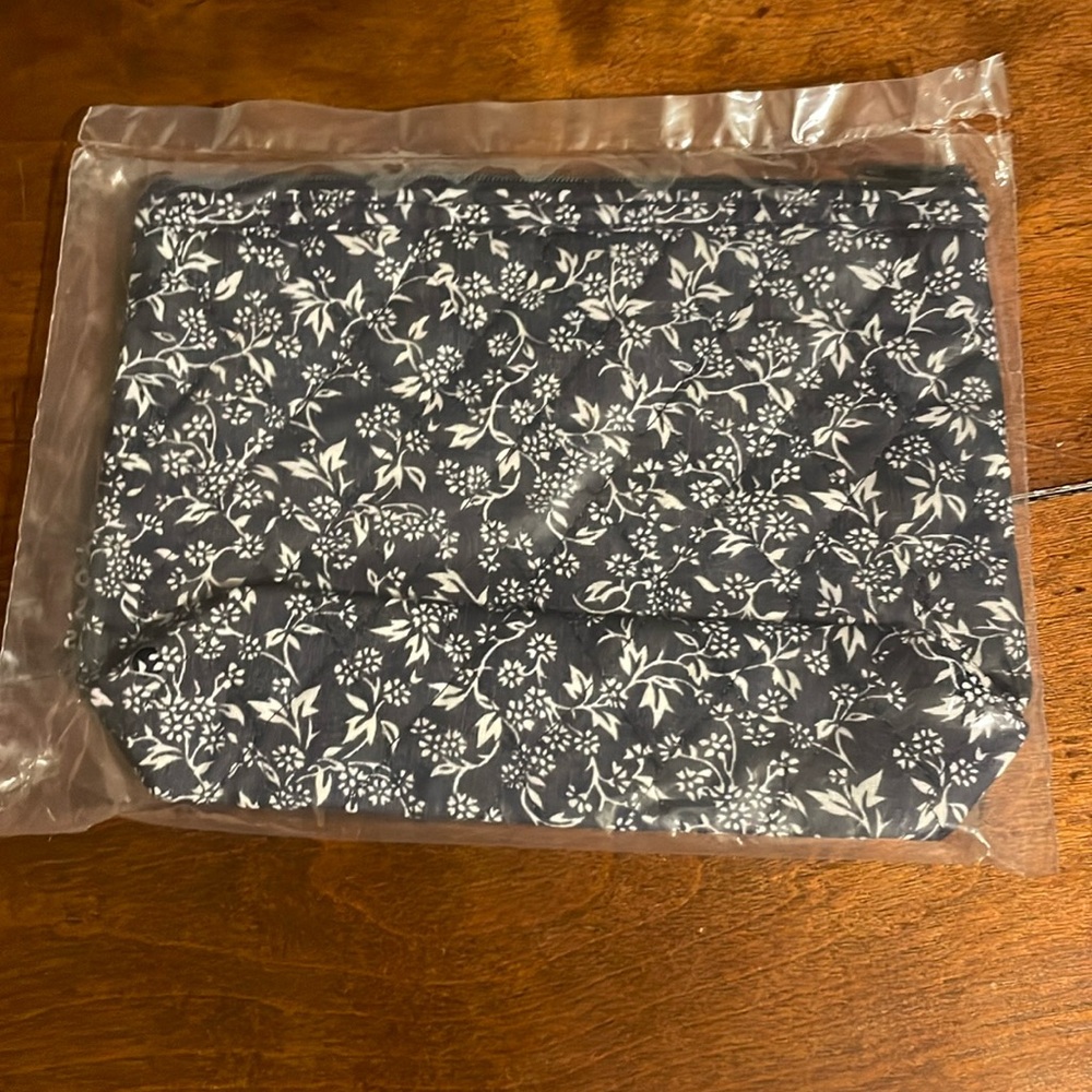 Quilted Zippered Make Up Cosmetic Black and White Floral Print Travel Bag NEW